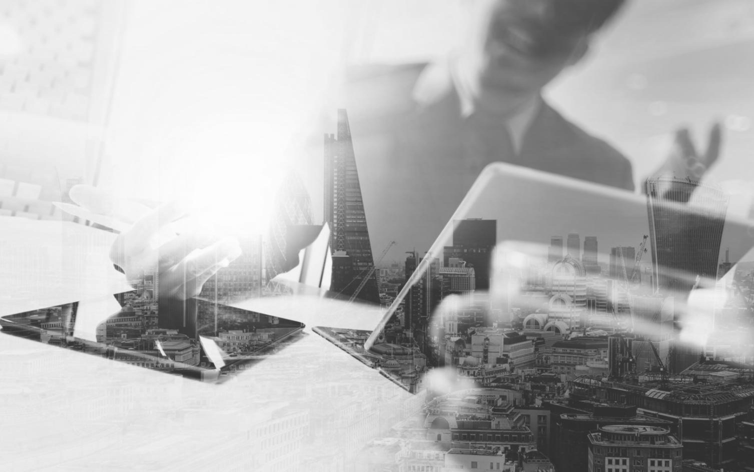 Formateur présentant une analyse SEO mobile lors d'un séminaire en ligne